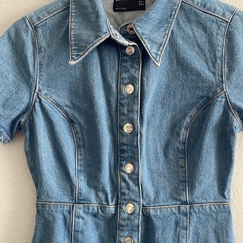 ASOS DESIGN denim fitted shirt dress with short sleeves in midwash Size 6 - Picture 8 of 9